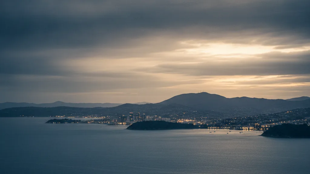 How to open an online casino in New Zealand - editorial establishing image